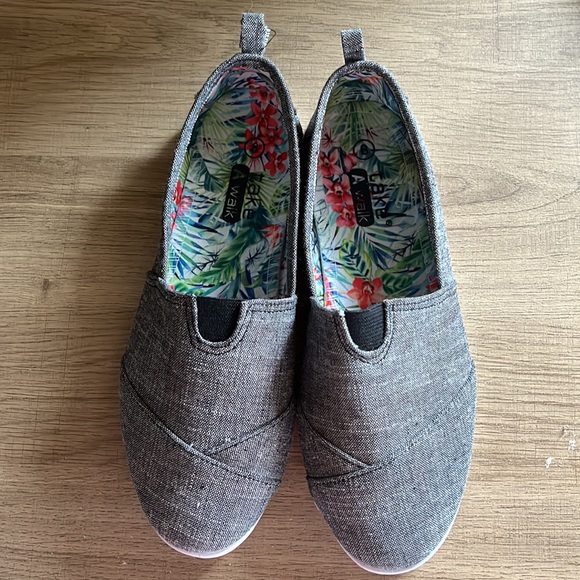 Womens Take A Walk Slip On Linen Flats - Picture 6 of 8